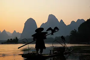 Fisherman: 80185364 Cormorant Fisherman on River Li Guilin