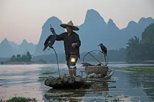 Fisherman: 80185365 Cormorant Fisherman on River Li Guilin