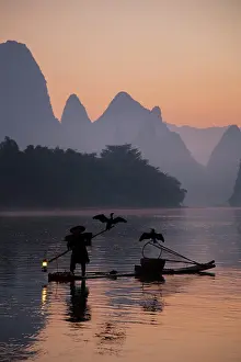 Fisherman: 80185366 Cormorant Fisherman on River Li Guilin