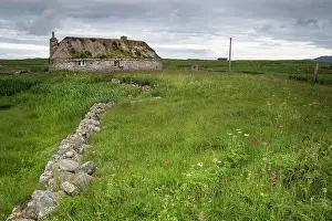 Abandoned: 80186689 Abandoned thatched cottage - in machair