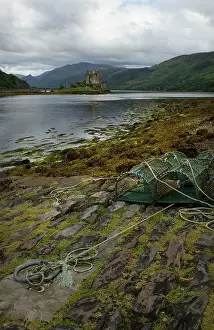 Rope: 80186714 Eilean Donan Castle - from Loch Long -