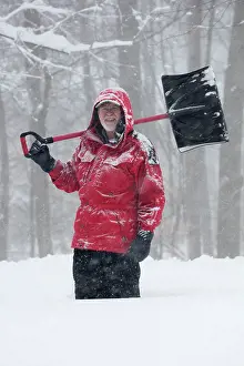 Shovel: 80187027 Snow - man with snow shovel - Winter storm
