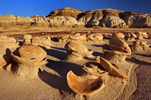 Cracked: 80187328 Cracked Eggs - strangely eroded rock formations
