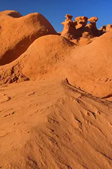 Goblin: 80187580 Goblin Valley - weirdly shaped sandstone