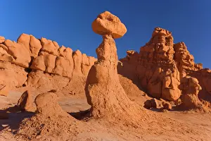 Goblin: 80187585 Goblin Valley - weirdly shaped sandstone
