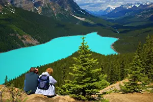 Hikers: 80187726 hikers at Peyto Lake - hikers admiring