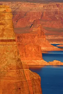 Buttes: 80187752 Lake Powell - red sandstone buttes and