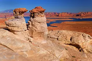 Powell: 80187758 Lake Powell - colourful rock formation