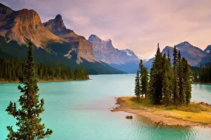 Maligne: 80187779 Maligne Lake - mountain landscape with