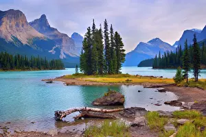Maligne: 80187780 Maligne Lake - mountain landscape with