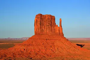 Butte: 80187814 Monument Valley - famous sandstone butte