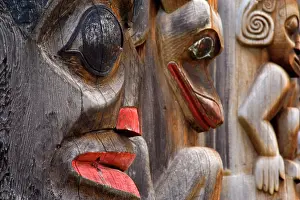 Totem: 80188192 Totem pole - details of historic totem