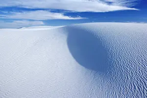 Steffen & Alexandra Sailer: 80188265 White Dune - light and shadow showing off