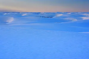 Steffen & Alexandra Sailer: 80188274 White Dune - light and shadow showing off