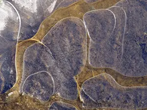 Puddle: 80189118 Icy surface of frozen water puddle Germany