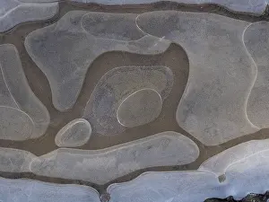 Puddle: 80189119 Icy surface of frozen water puddle Germany