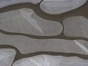 Puddle: 80189122 Icy surface of frozen water puddle Germany