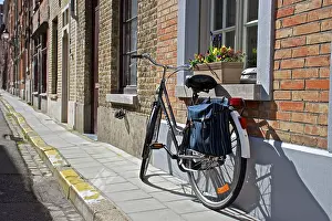 Bicycle: 80190185 Bicycle - leaning up against house Brussels