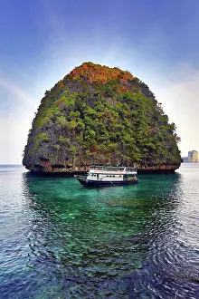 Tour: 80191422 Tour boat and island on Ko Phi Phi Le island