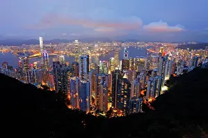 Skyscraper: 80191468 View of the lights and illuminations of