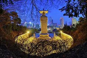 Statues: 80191485 Buddha statue and the city skyline at Bongeunsa