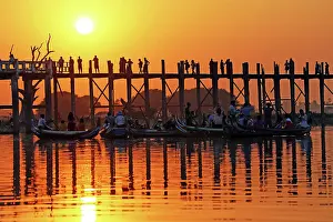 Bridges: 80191518 People crossing the U Bein Bridge across