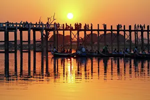 Bridges: 80191519 People crossing the U Bein Bridge across