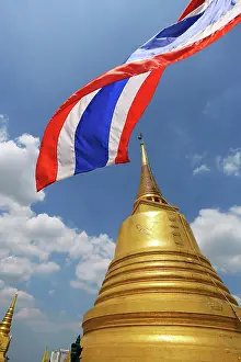 Flag: 80191520 Gold Chedi and Thai flag at the Golden