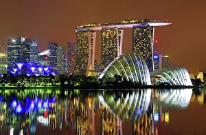 General: 80194227 Night scene of the city skyline of Singapore