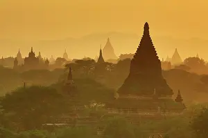 Scenics: 80194245 Temples and pagodas at sunset Central Plain
