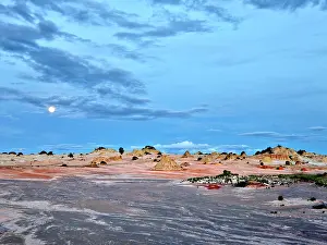 Jean-marc La Roque: 80196644 The Mungo National Park is a protected
