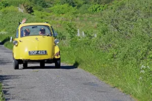 Driving: 80196847 Yellow Bubble Car - BMW Isetta 300 driving
