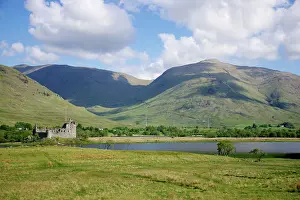 Surrounding: 80196867 Kilchurn Castle - and surrounding hills