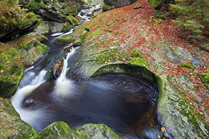 Flows: 80197447 Grosse Ohe - stream flows through the valley
