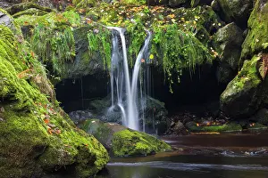 Flows: 80197454 Grosse Ohe - stream flows through the valley