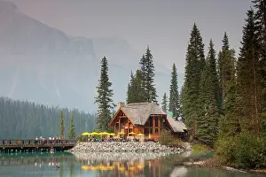 Emerald: 80197496 Yoho National Park - cottage with tourists