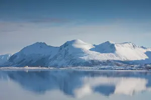 Flakstad: 80198651 Mount Hatinden - in winter snow Vestvagoya