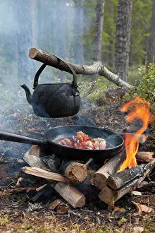 Burning: 80199031 Camp Fire - with Tin Kettle Dalarna, Sweden