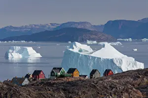 Uummannaq: 80199086 Uummannaq - with it's coloured houses and