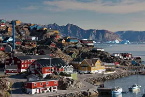 Uummannaq: 80199087 Uummannaq - with it's coloured houses and