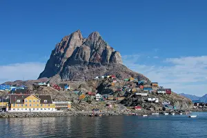 Uummannaq: 80199088 Uummannaq - with it's coloured houses Uummannaq