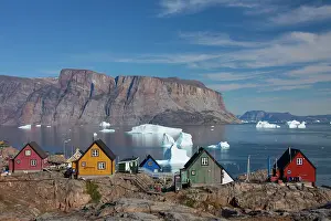 Uummannaq: 80199089 Uummannaq - with it's coloured houses and