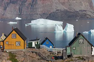 Uummannaq: 80199090 Uummannaq - with it's coloured houses and