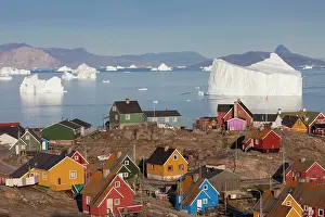 Uummannaq: 80199091 Uummannaq - with it's coloured houses and