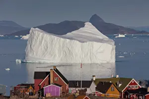 Uummannaq: 80199092 Uummannaq - with it's coloured houses and