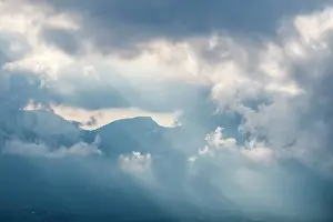 Rays: 80199266 Apennine Mountains - peaks through low