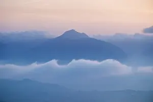Rays: 80199267 Apennine Mountains - peaks through low