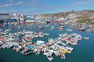 Motor: 80200055 Motor Boats - in the harbour Ilulissat