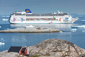 Pleasure: 80200062 Grand Mistral Cruise Liner Ship - and icebergs