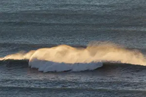 Breaking: 80200191 Seascape - wave breaking Vik i Myrdal